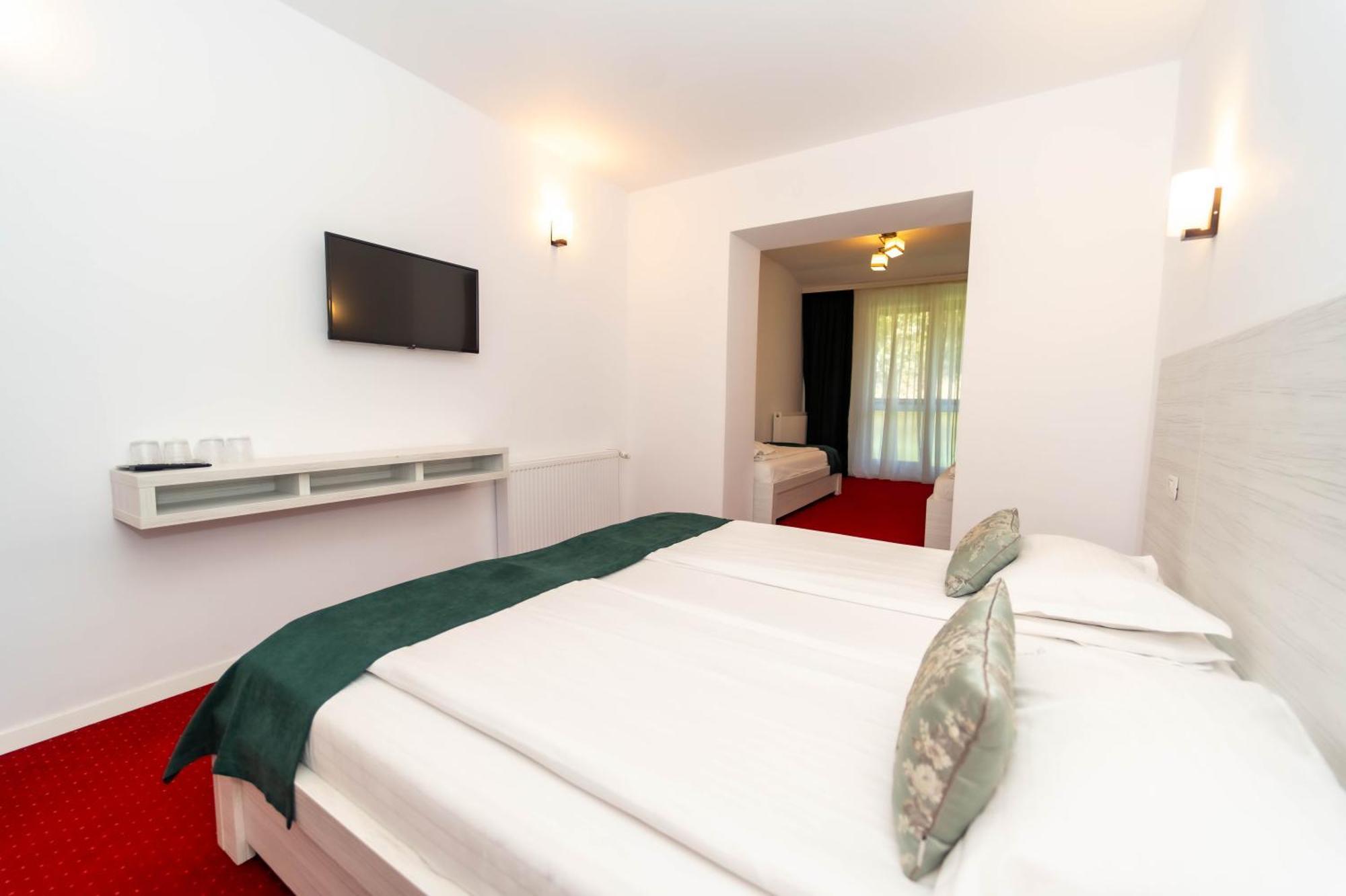 Hotel Cirus เปรดัล ภายนอก รูปภาพ