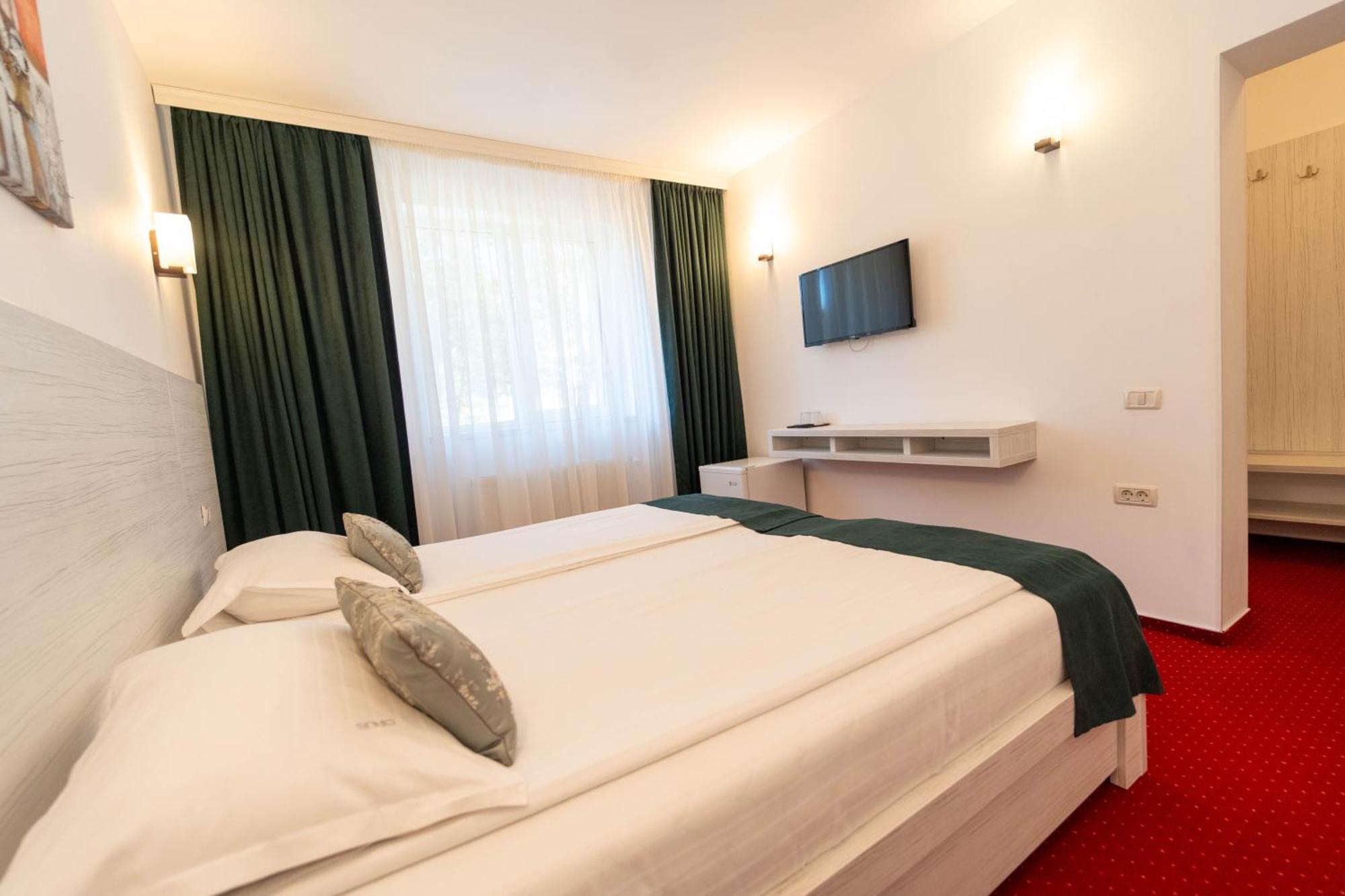 Hotel Cirus เปรดัล ภายนอก รูปภาพ