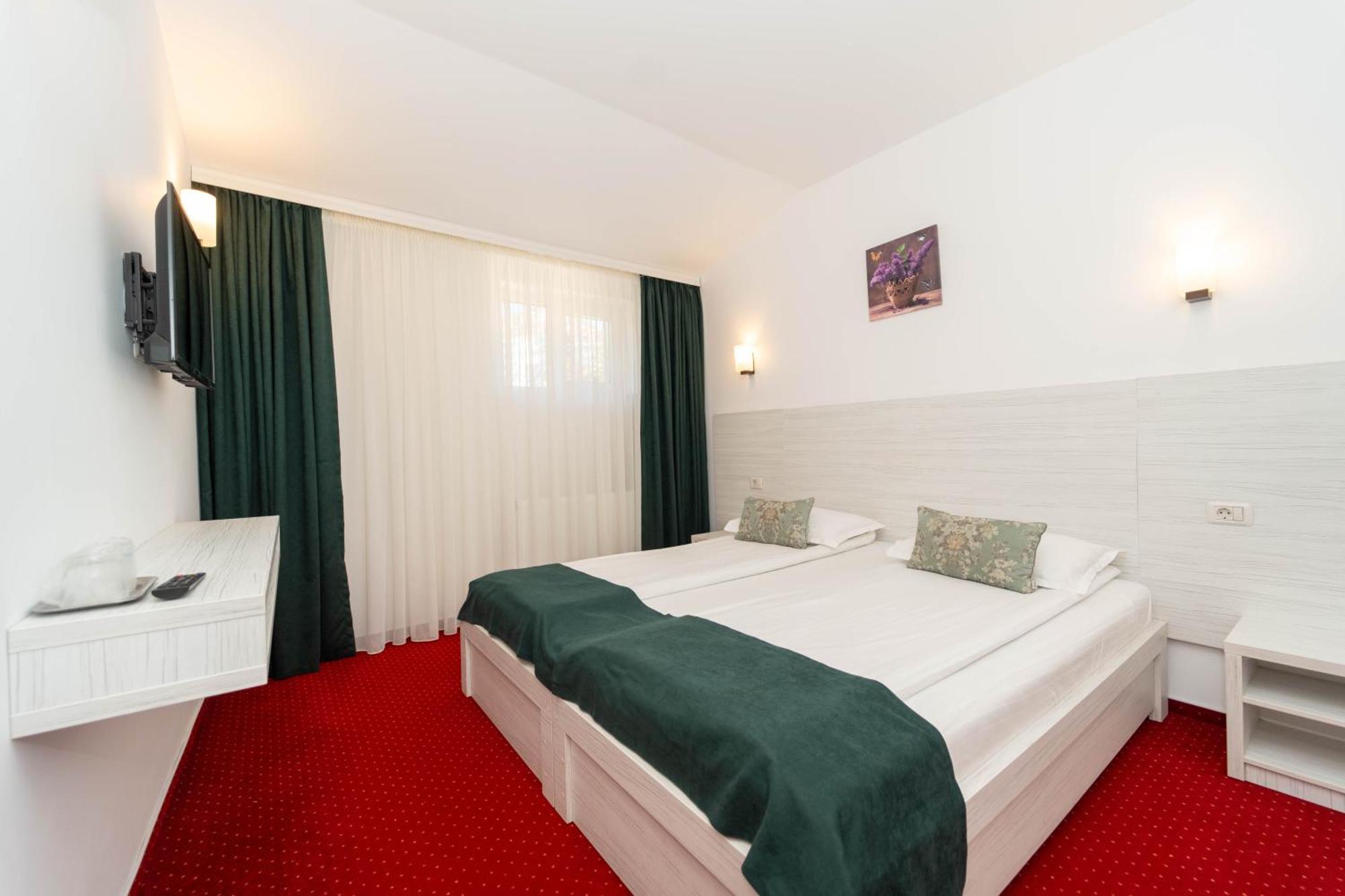 Hotel Cirus เปรดัล ภายนอก รูปภาพ