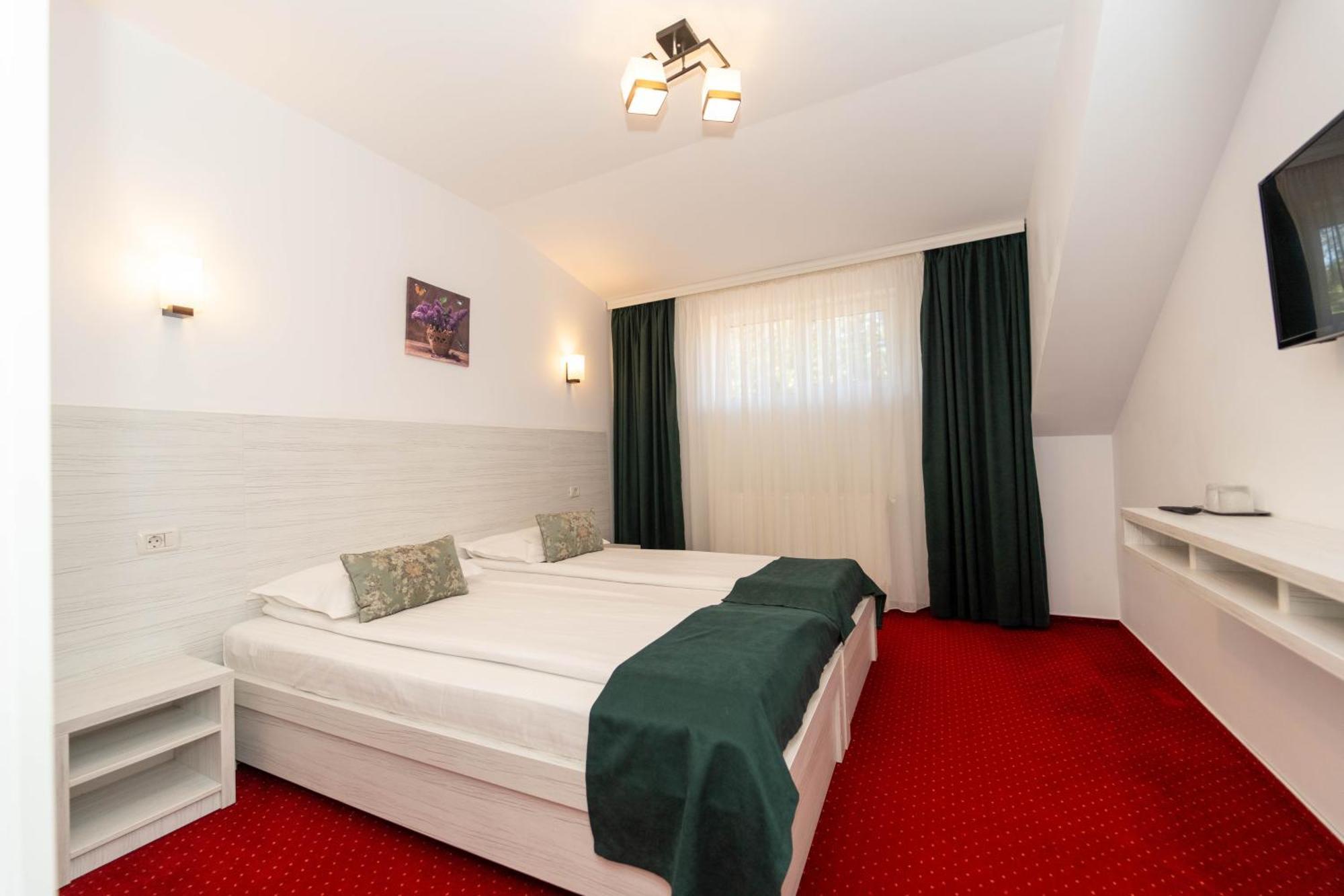 Hotel Cirus เปรดัล ภายนอก รูปภาพ