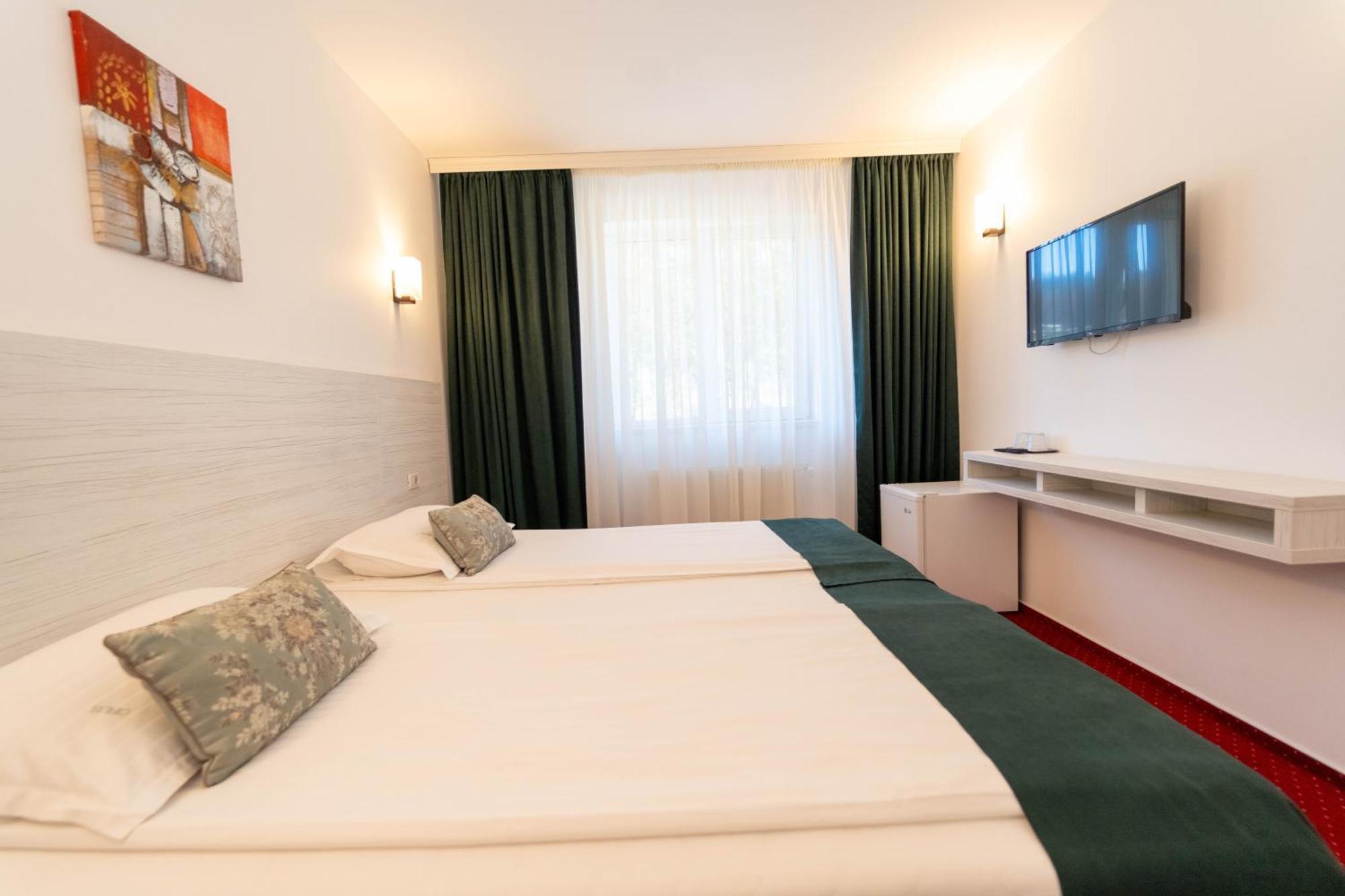 Hotel Cirus เปรดัล ภายนอก รูปภาพ