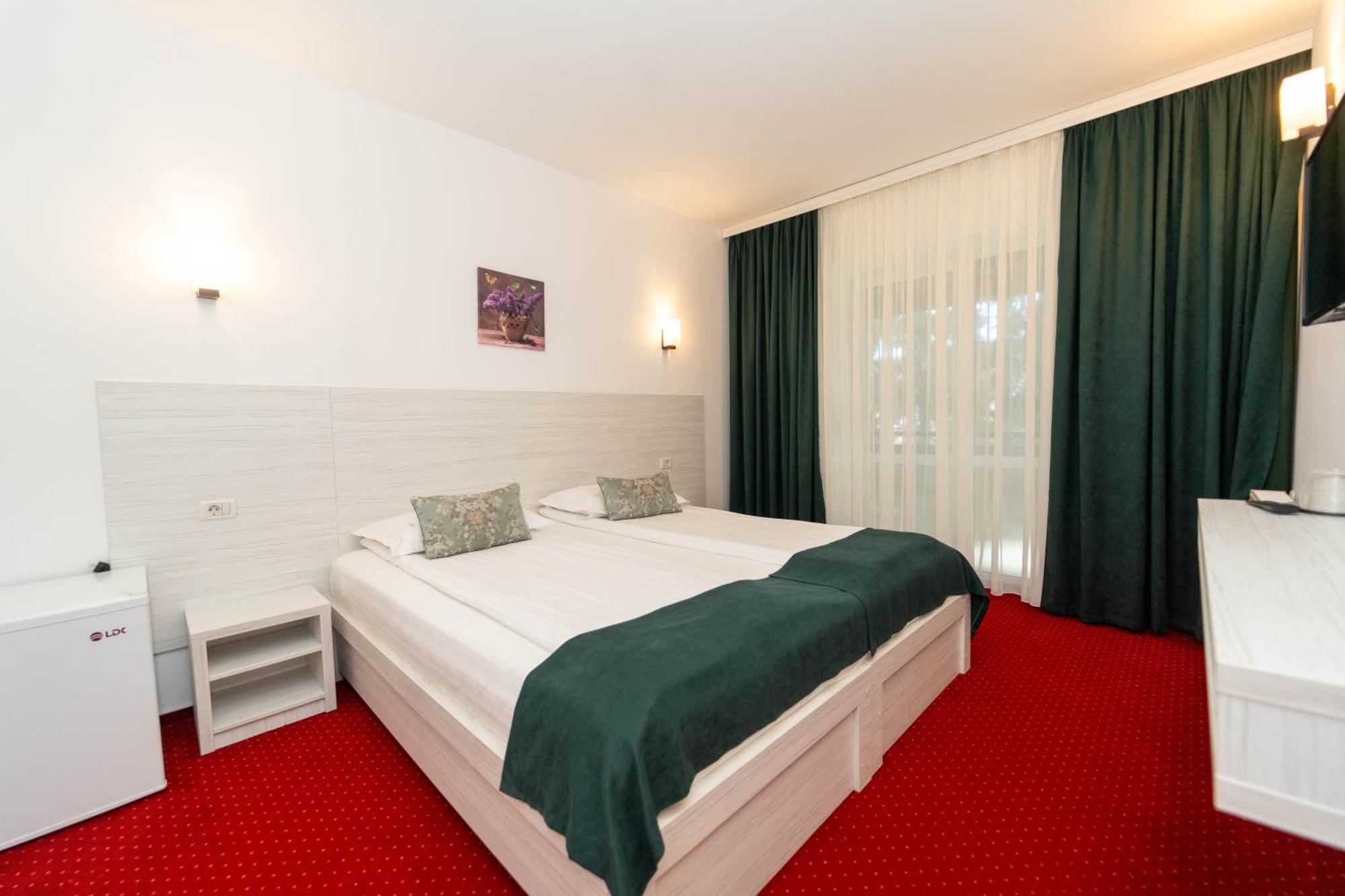 Hotel Cirus เปรดัล ภายนอก รูปภาพ