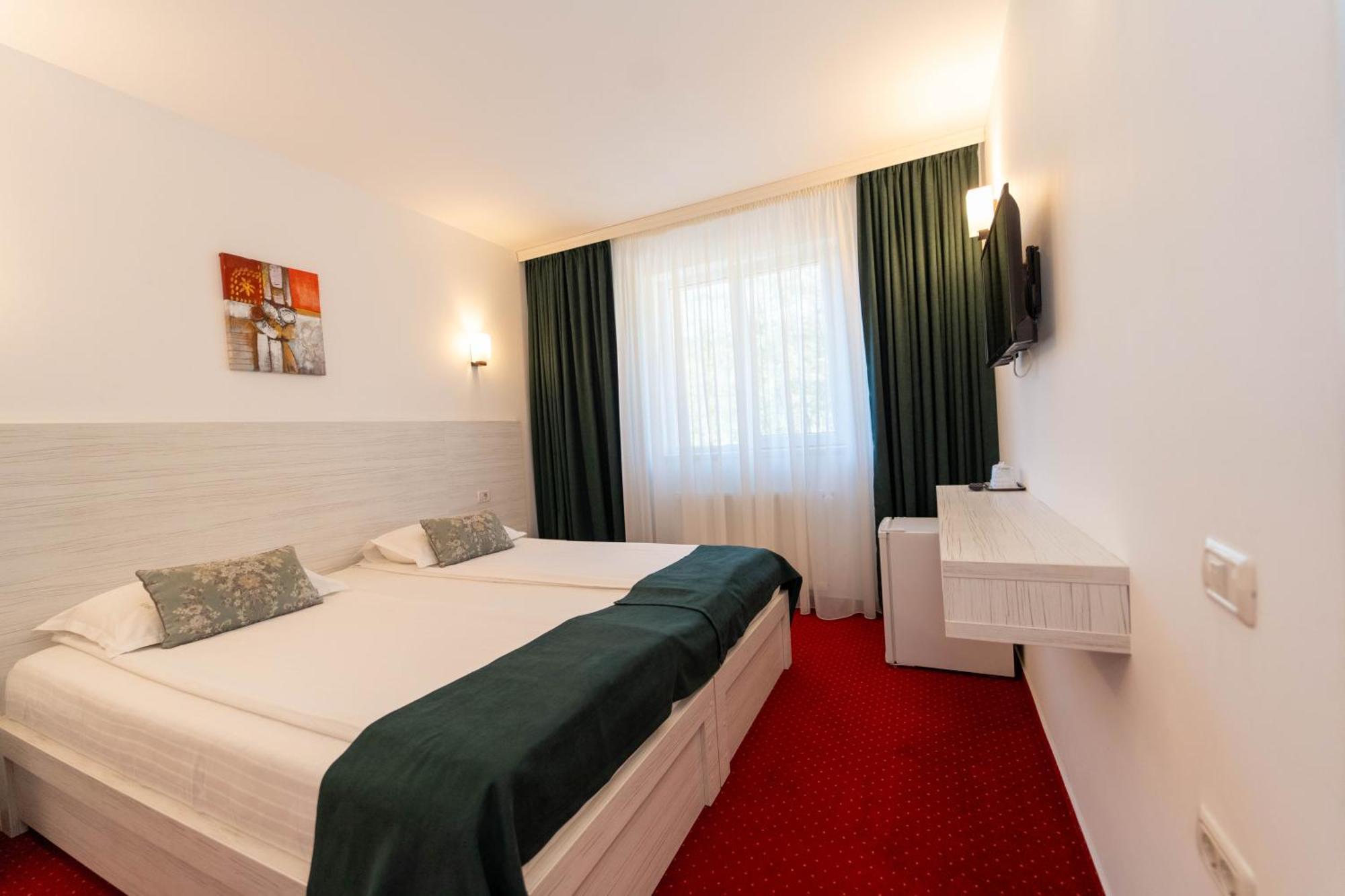 Hotel Cirus เปรดัล ภายนอก รูปภาพ